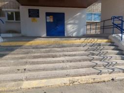 Вход в здание и крыльцо